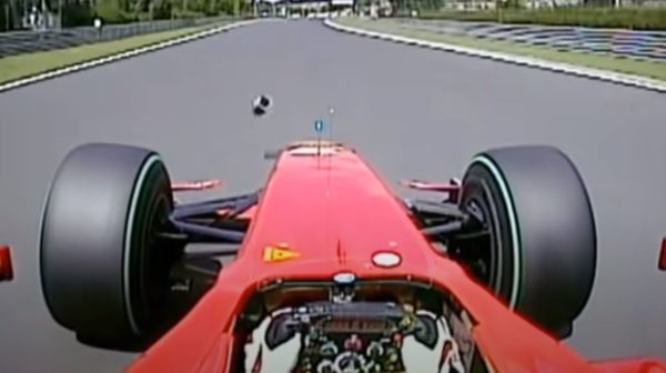 Momento em que a mola que se desprendeu do carro de Rubens Barrichello se aproxima da Ferrari de Felipe Massa