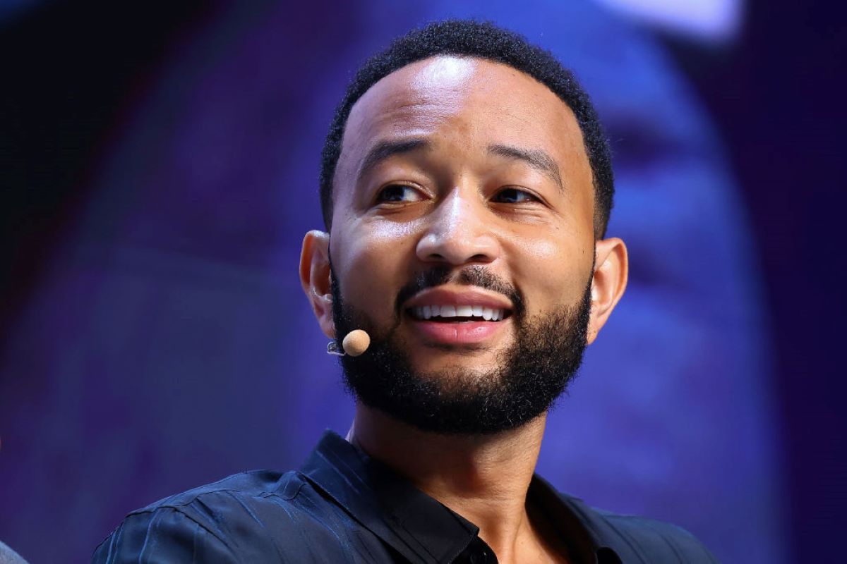 Imagem colorida de John Legend - Metrópoles