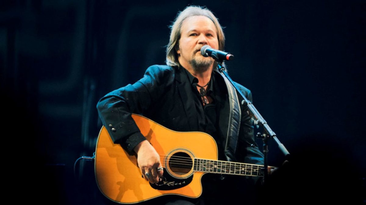 Imagem colorida de Travis Tritt - Metrópoles