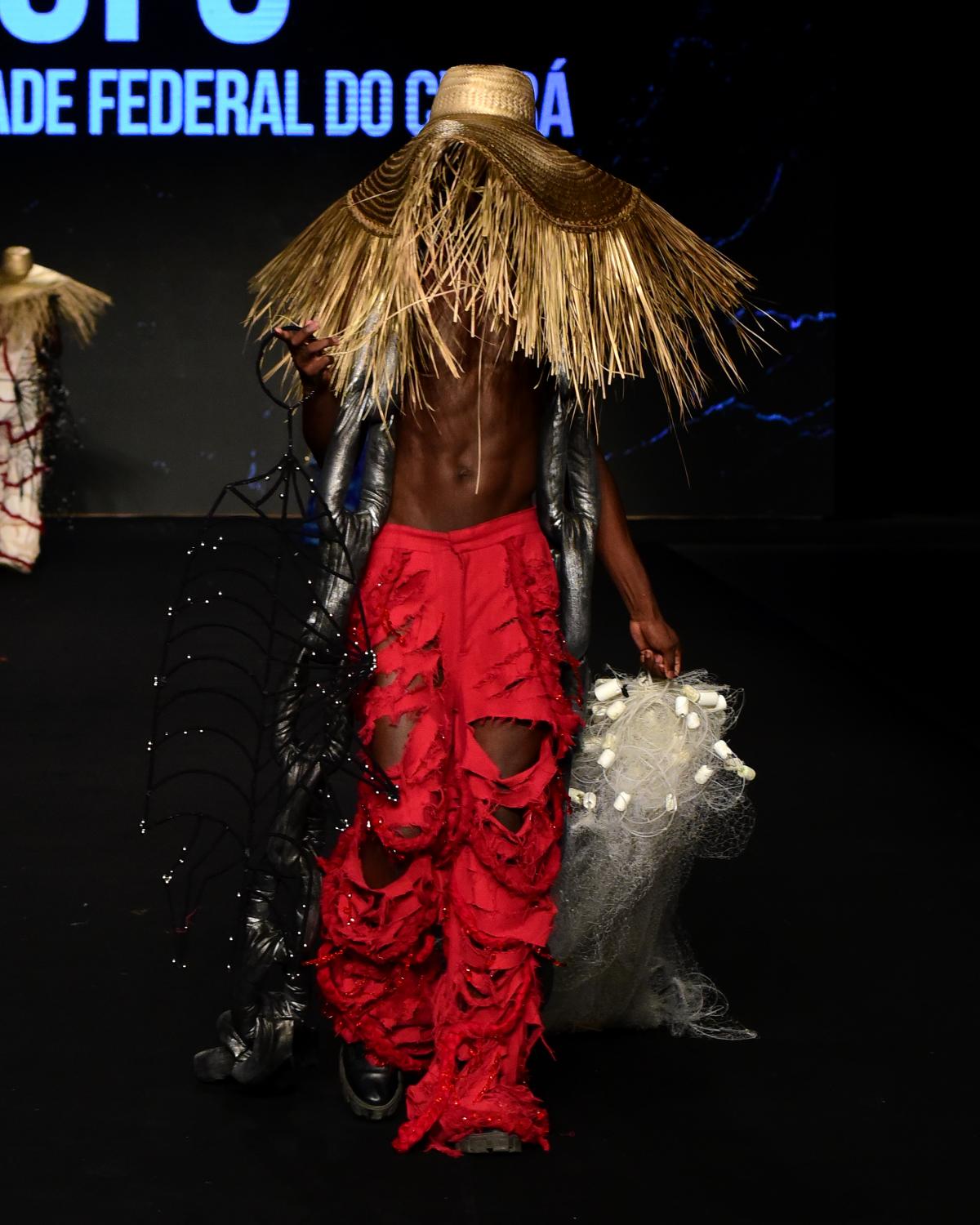 Na imagem com cor, foto do look apresentado no desfile no Dragão Fashion Brasil 2024 - metrópoles 