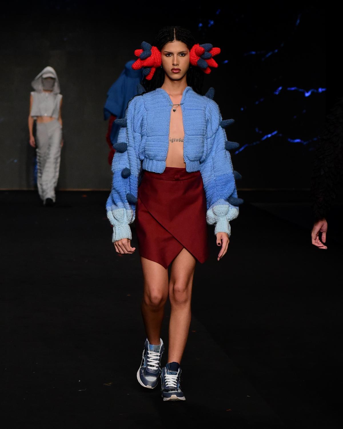 Na imagem com cor, foto do look apresentado no desfile no Dragão Fashion Brasil 2024 - metrópoles 