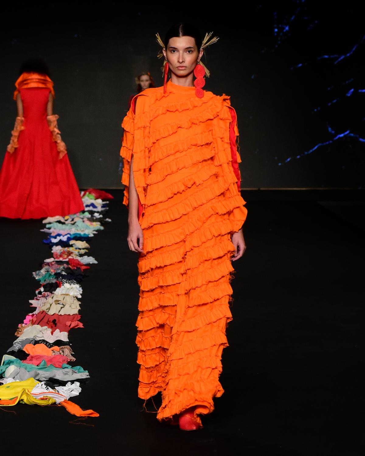 Na imagem com cor, foto do look apresentado no desfile no Dragão Fashion Brasil 2024 - metrópoles 