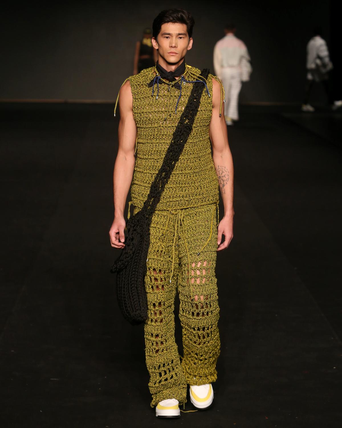 Na imagem com cor, foto do look apresentado no desfile no Dragão Fashion Brasil 2024 - metrópoles 