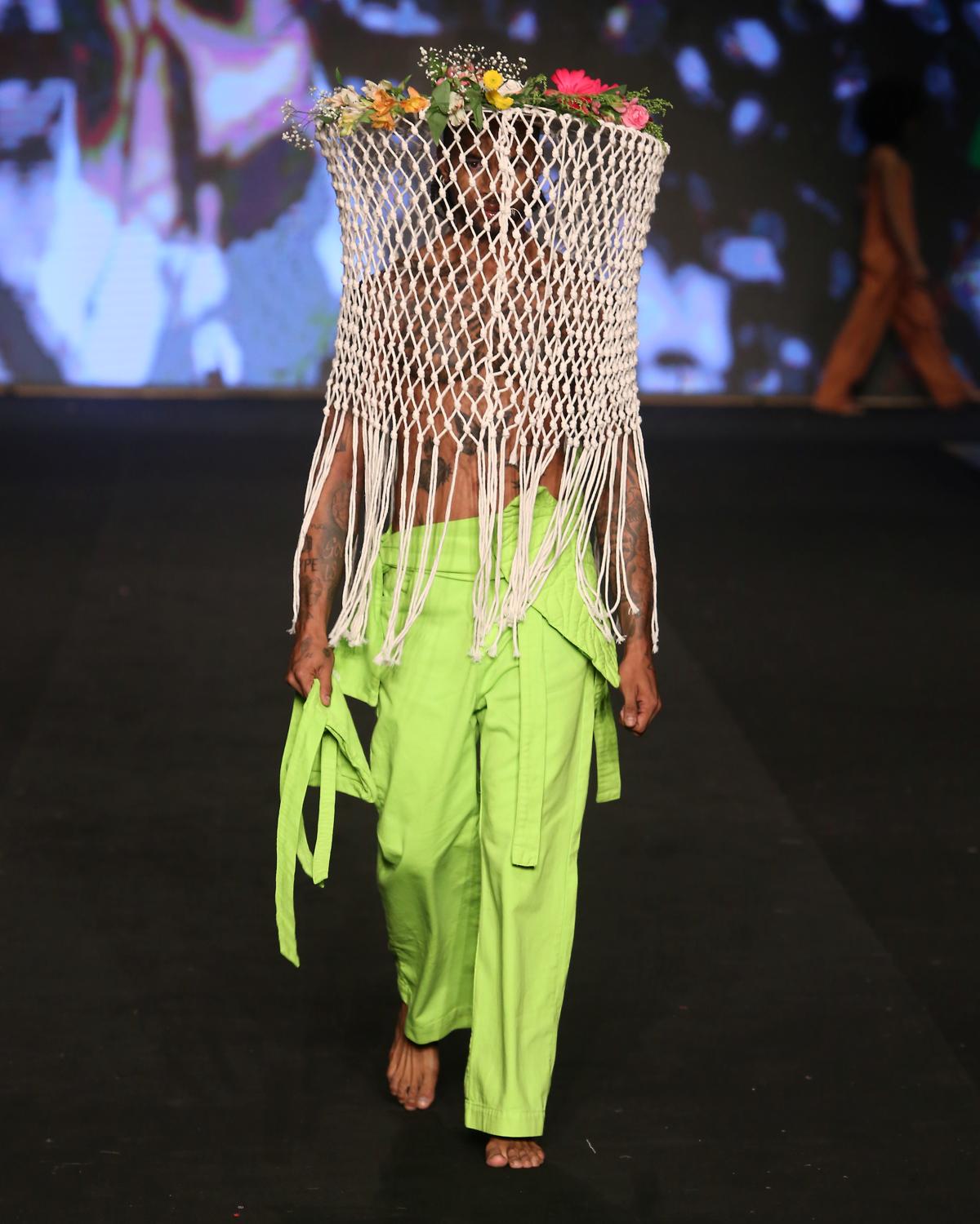 Na imagem com cor, foto do look apresentado no desfile no Dragão Fashion Brasil 2024 - metrópoles 