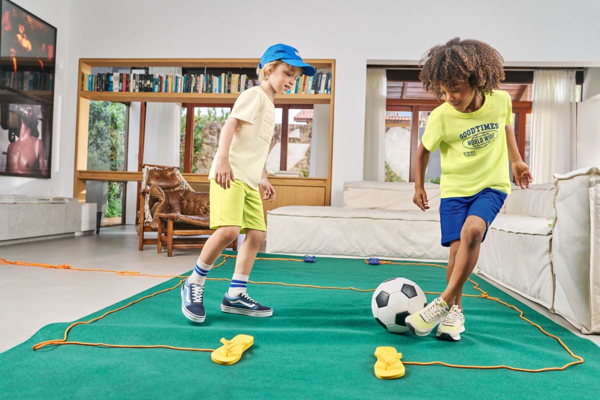 Crianças brincando de futebol - Metrópoles