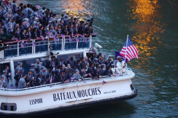 Imagem colorida da delegação dos Estados Unidos em desfile na cerimônia de Paris 2024- Metrópoles