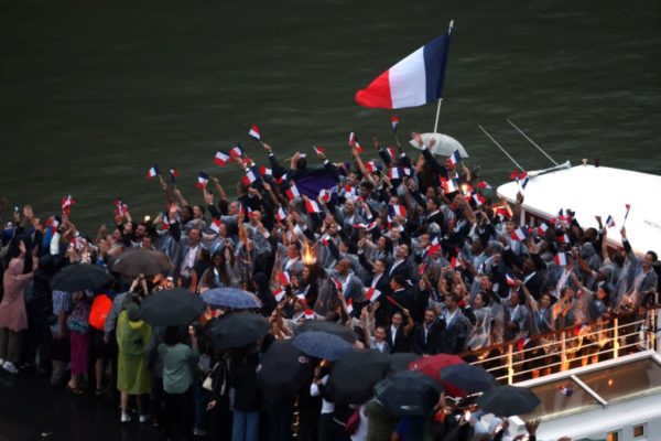 Imagem colorida da delegação da França em desfile na cerimônia de Paris 2024- Metrópoles