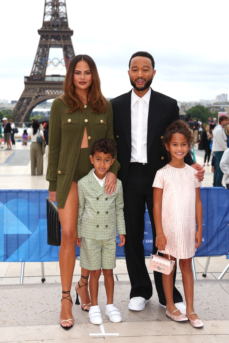 John Legend com a esposa, Chrissy Teigen, e os filhos mais velhos na cerimônia de abertura dos Jogos Olímpicos de Paris 2024