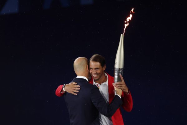 Zidane e Rafael Nada com a tocha Olímpica