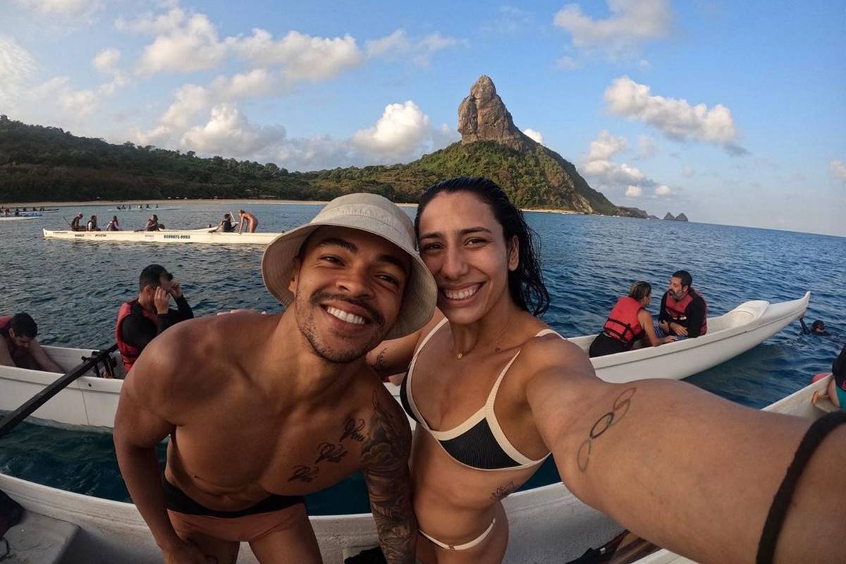 Na imagem colorida, Ana Carolina Vieira e Gabriel Santos aparecem em praia, sorrindo - Metrópoles