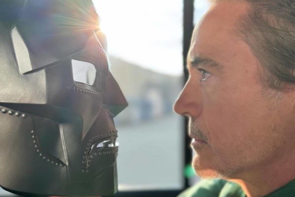Na imagem colorida., Robert Downey Jr. aparece segundo máscara do Doutor Destino - Metrópoles