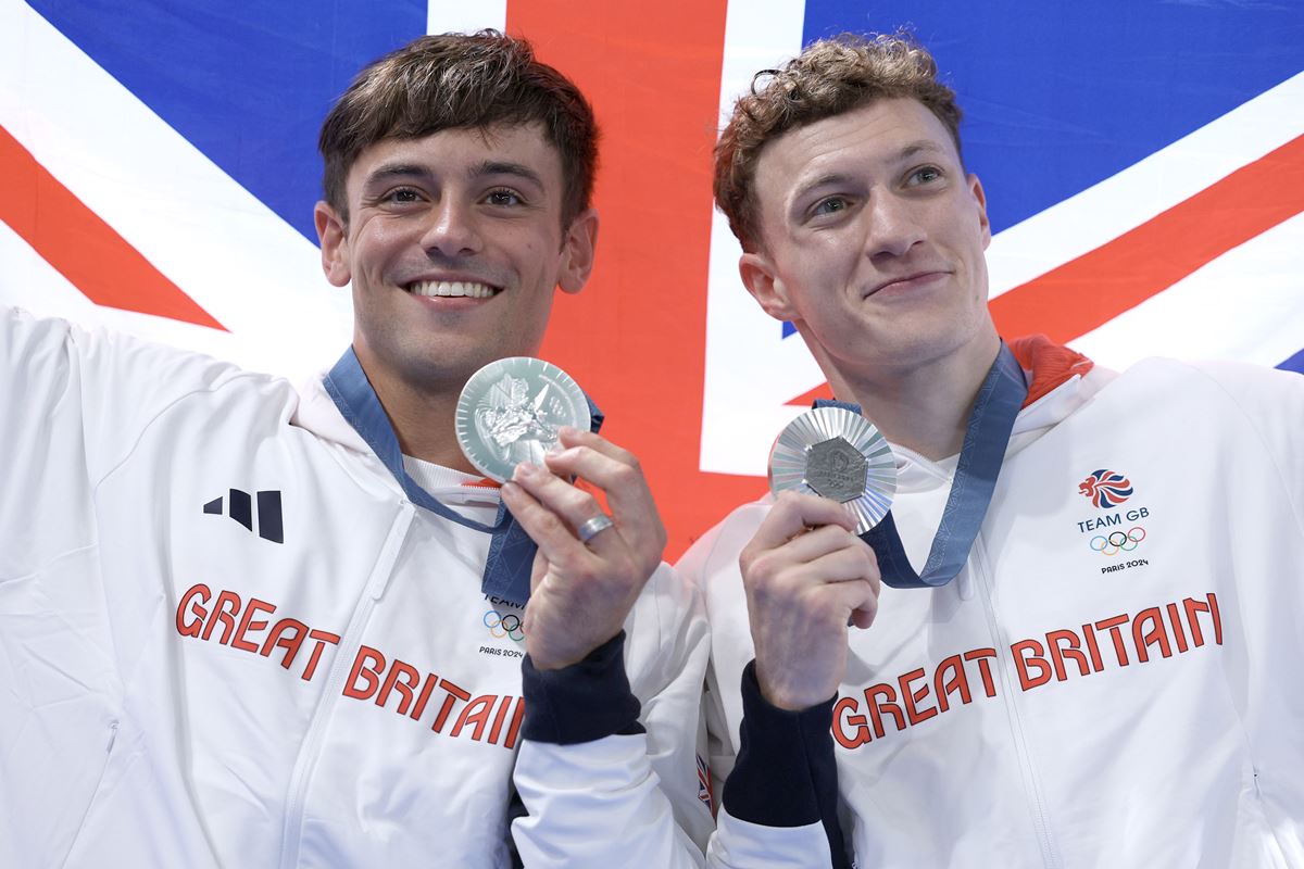 Na imagem com cor, o nadador britânico Tom Daley - Metrópoles