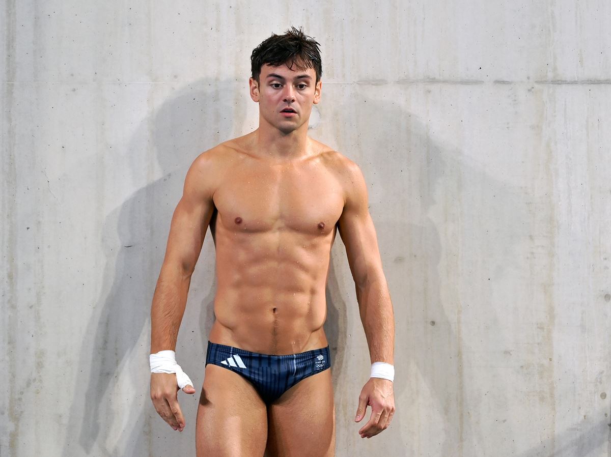 Na imagem com cor, o nadador britânico Tom Daley - Metrópoles