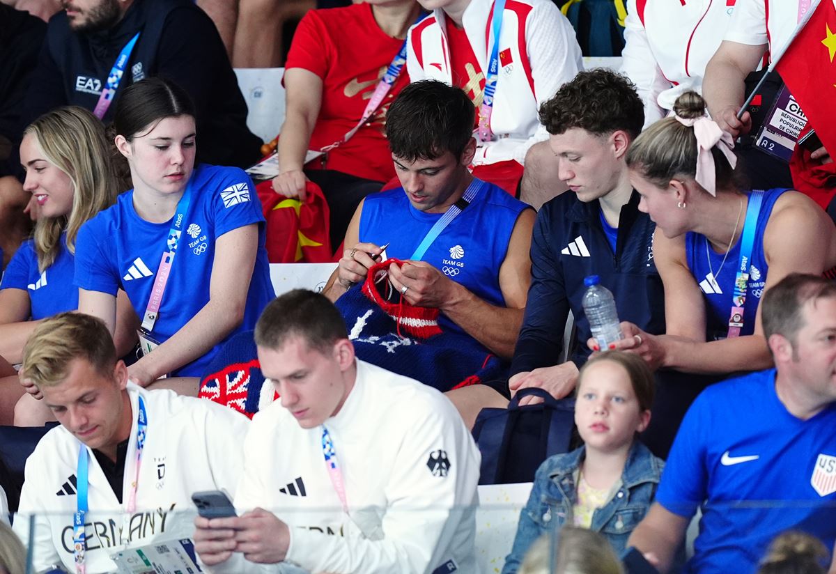 Na imagem com cor, o nadador britânico Tom Daley - Metrópoles