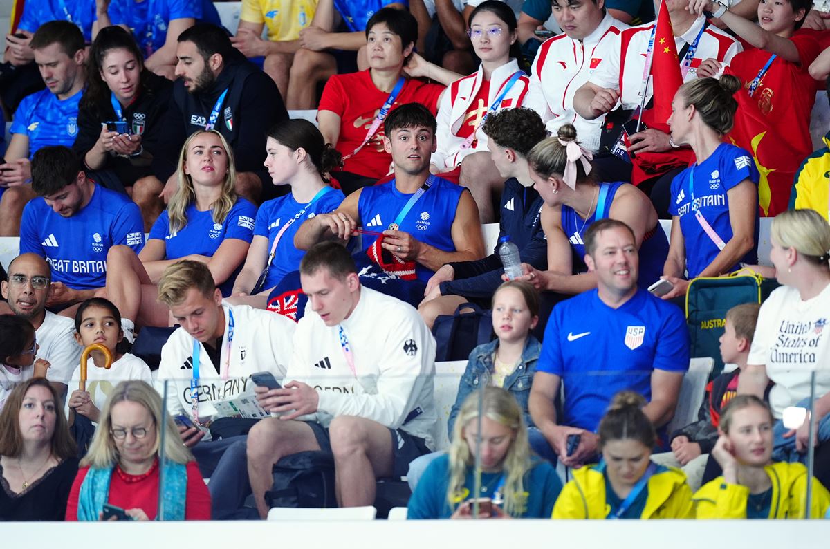 Na imagem com cor, o nadador britânico Tom Daley - Metrópoles