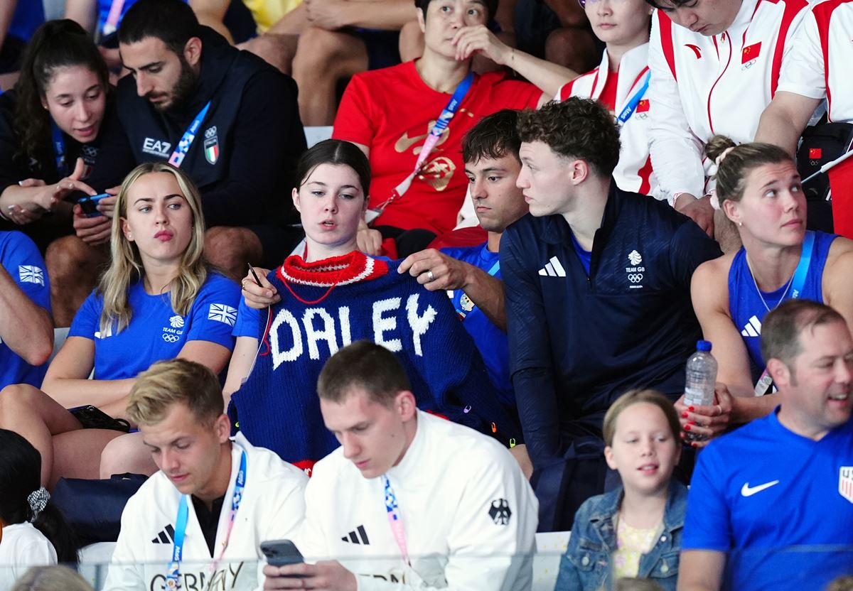 Na imagem com cor, o nadador britânico Tom Daley - Metrópoles