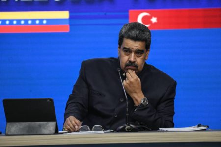 Imagem colorida mostra o presidente da Venezuela, Nicolás Maduro, coçando o queixo - Metrópoles