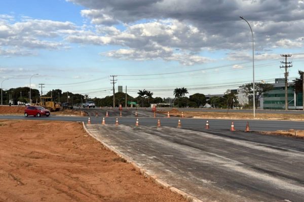 Foto colorida de via no DF interditada para obras