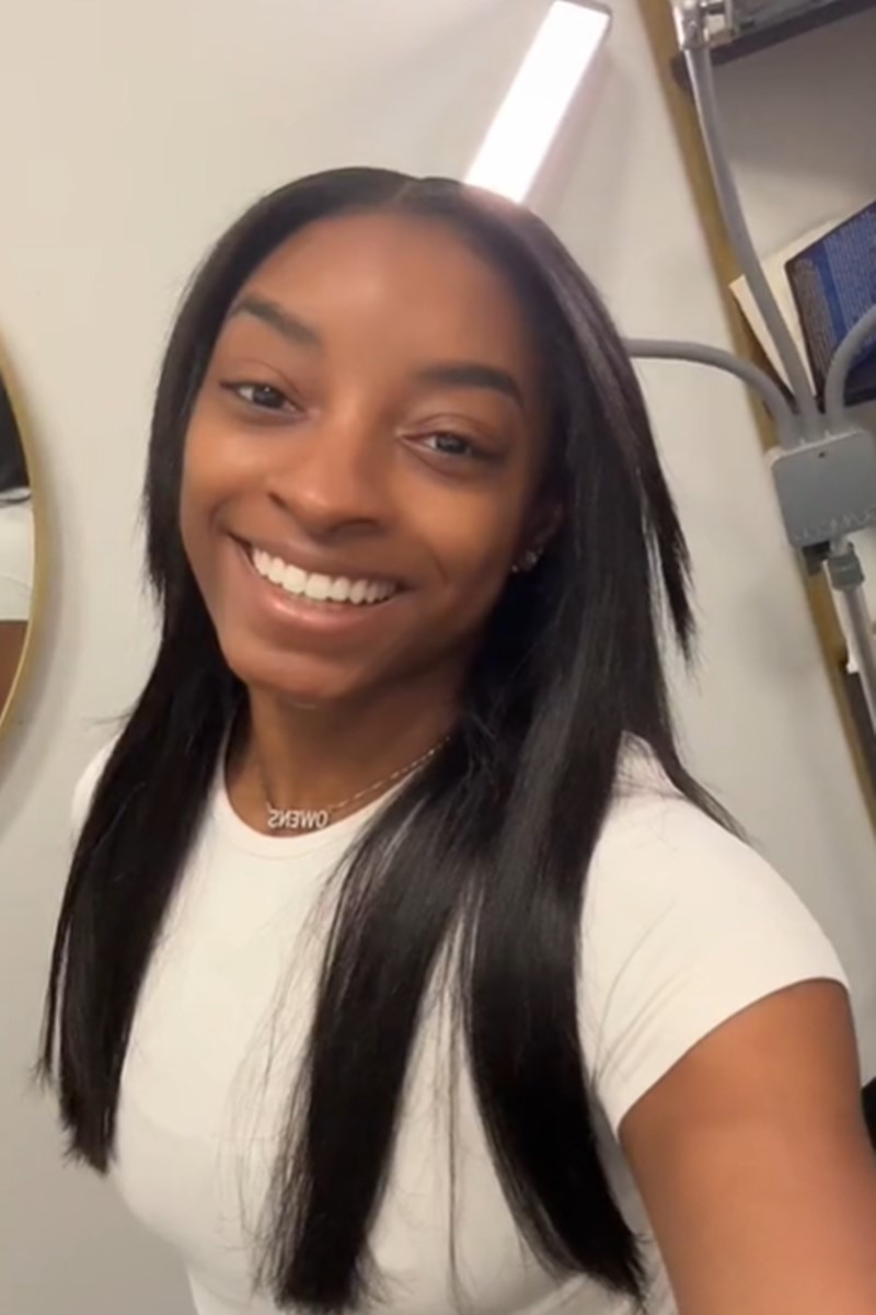 Foto colorida - Simone Biles mostrando o cabelo 