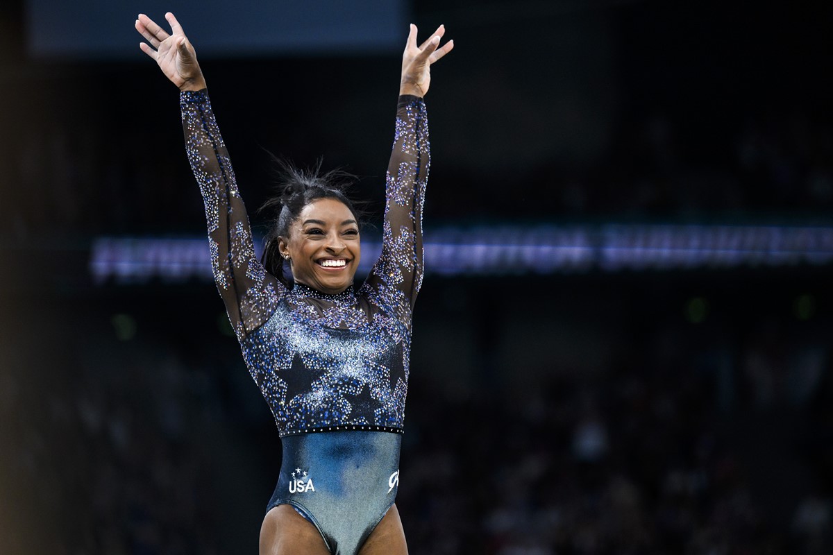 Foto colorida - Simone Biles celebrando em Paris 2024 