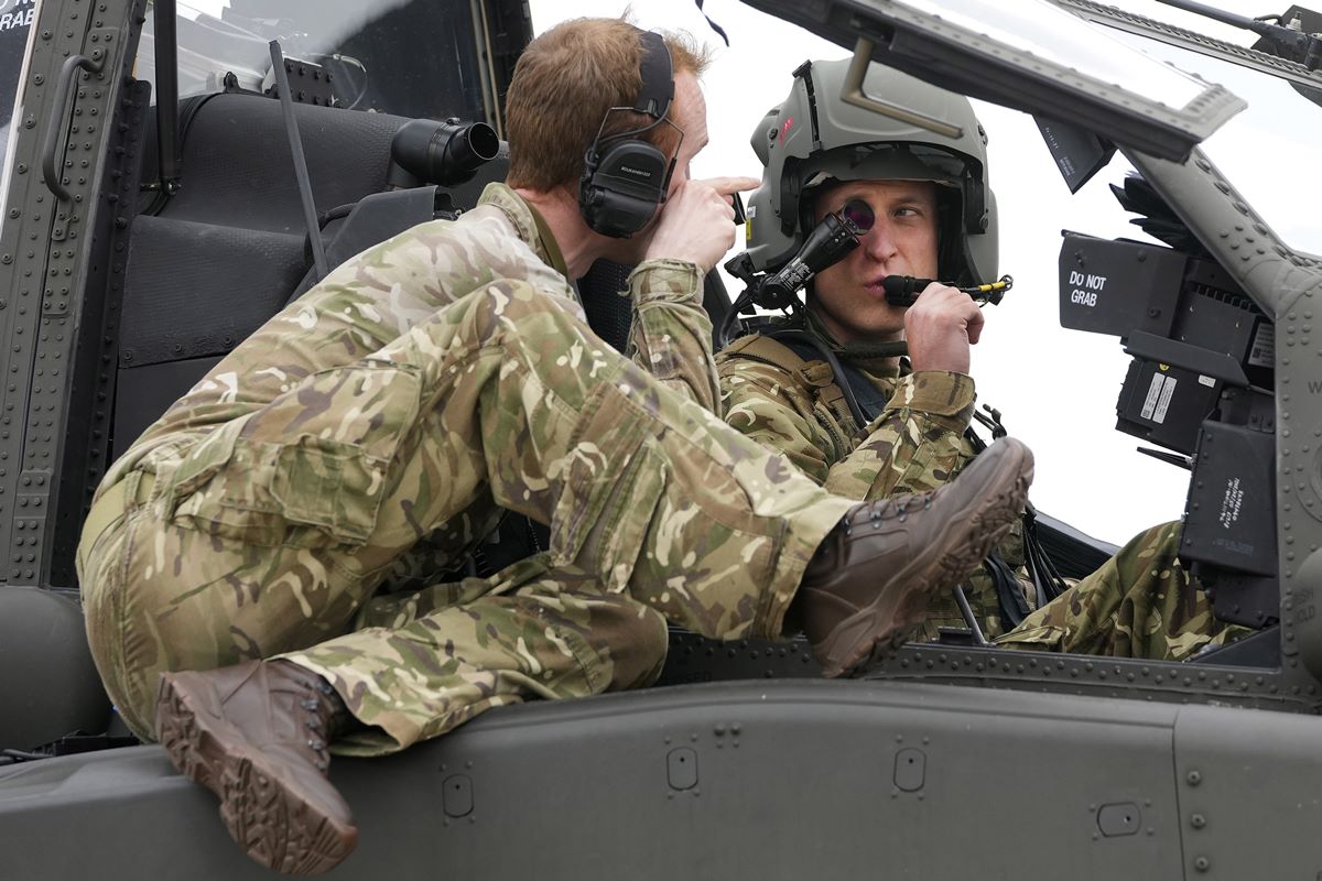 Foto colorida de dois homens dentro de helicóptero - Metrópoles