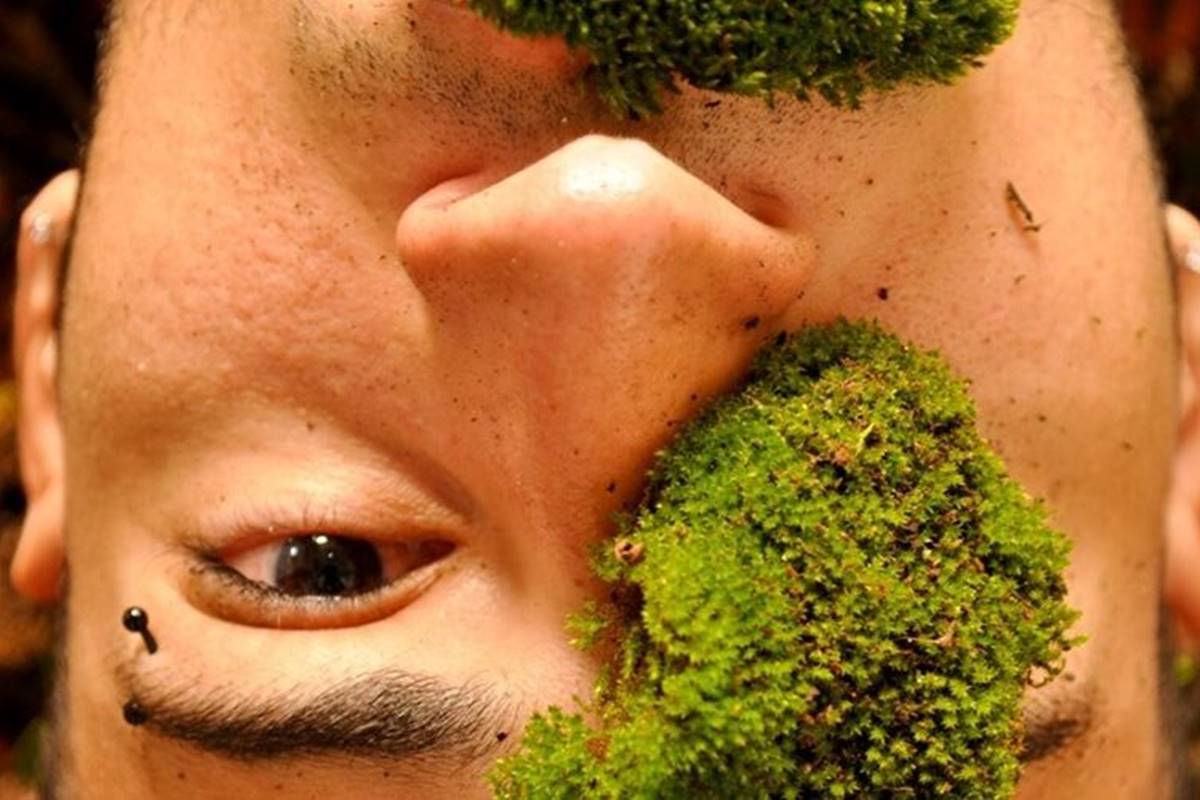 Imagem colorida do filme Presença mostra homem com grama no olho - Metrópoles