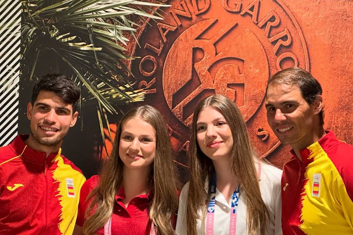 Foto colorida de dois homens e duas mulheres com uniformes da delegação espanhola - Metrópoles