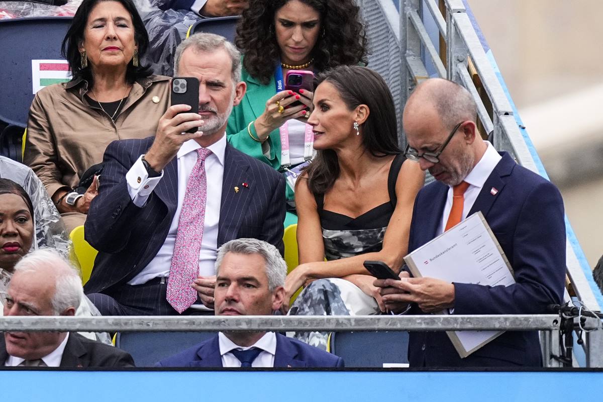 Foto colorida de arquibancada com pessoas - Metrópoles