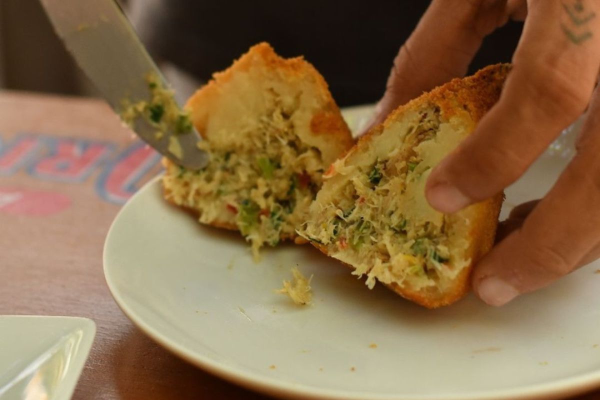 Foto colorida de uma coxinha - Metrópoles