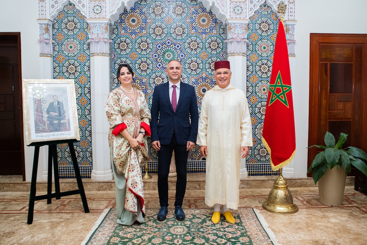 Embaixatriz do Marrocos, Siham Belamine; embaixador da Servia Aleksandar Ristic, e o embaixador do Marrocos Nabil Adghoghi