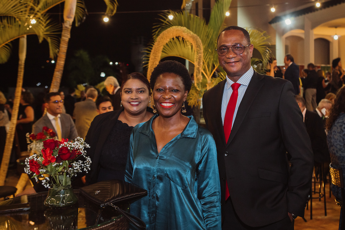 Angeladebie Ramkisoen, embaixadora de Suriname, Benetia Tumelo embaxadora de Botswana; Rabima Komata, embaixador da Guiné