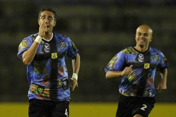 Jogadores vestem a camisa do Rock, que fez sucesso no Brasiliense