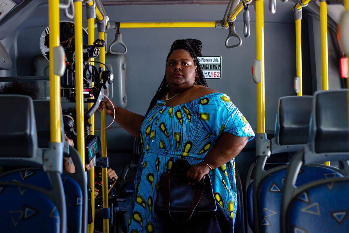 foto colorida de mulher negra e gorda dentro de ônibus - metrópoles