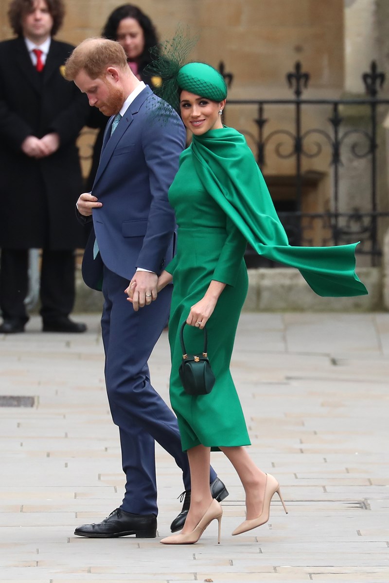 Foto colorida de homem e mulher de mãos dadas. Ele usa um terno azul, enquanto ela uma roupa verde - Metrópoles