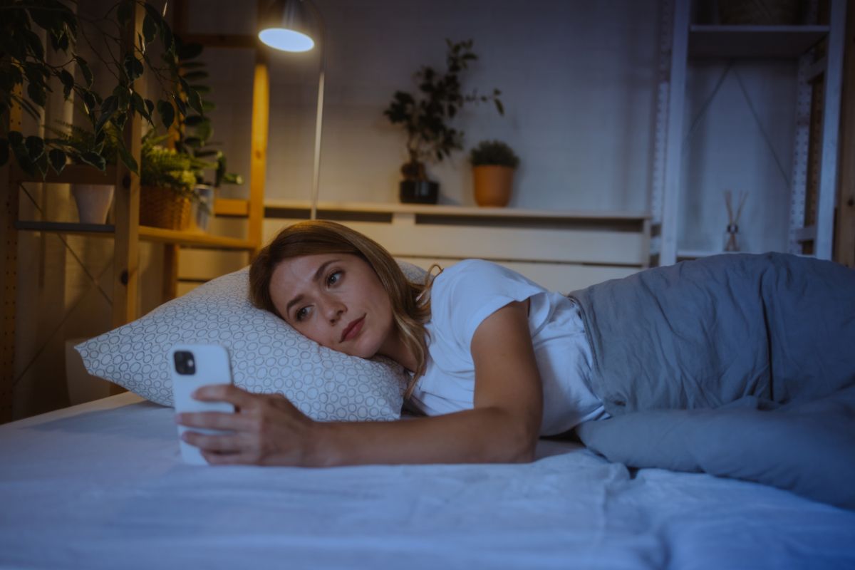 Foto colorida de uma mulher na cama - Metrópoles