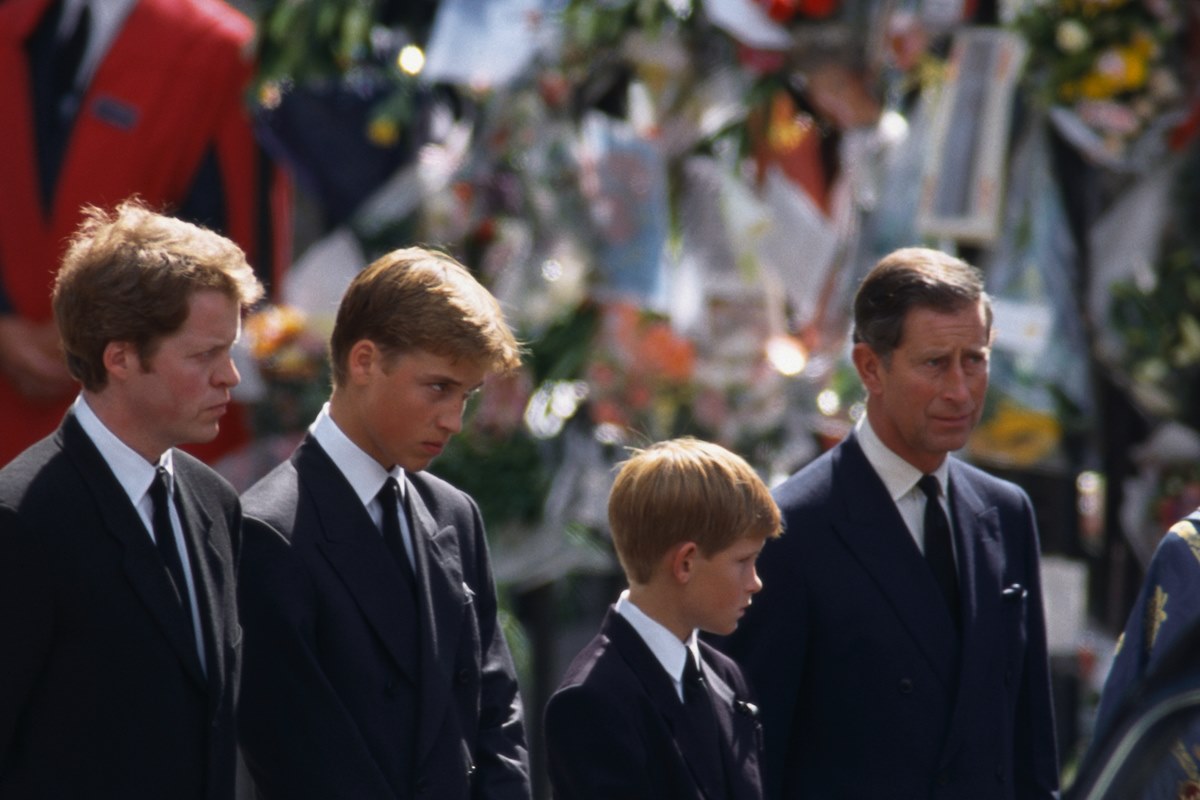 Foto colorida de homens, adolescente e menino com terno preto - Metrópoles