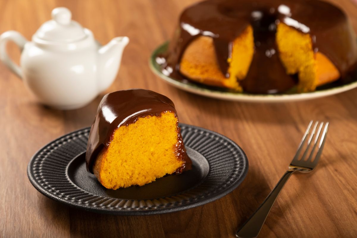 bolo de cenoura com cobertura de chocolate