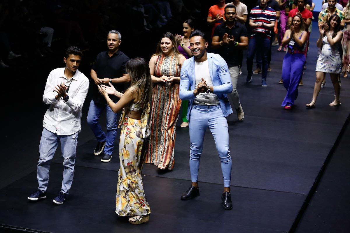 Na imagem com cor, foto do evento Amarê Fashion - Metrópoles