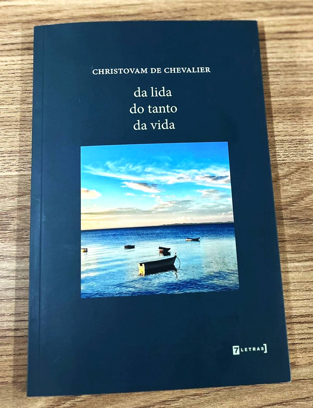 Foto colorida do livro de Christovam de Chevalier - Metrópoles