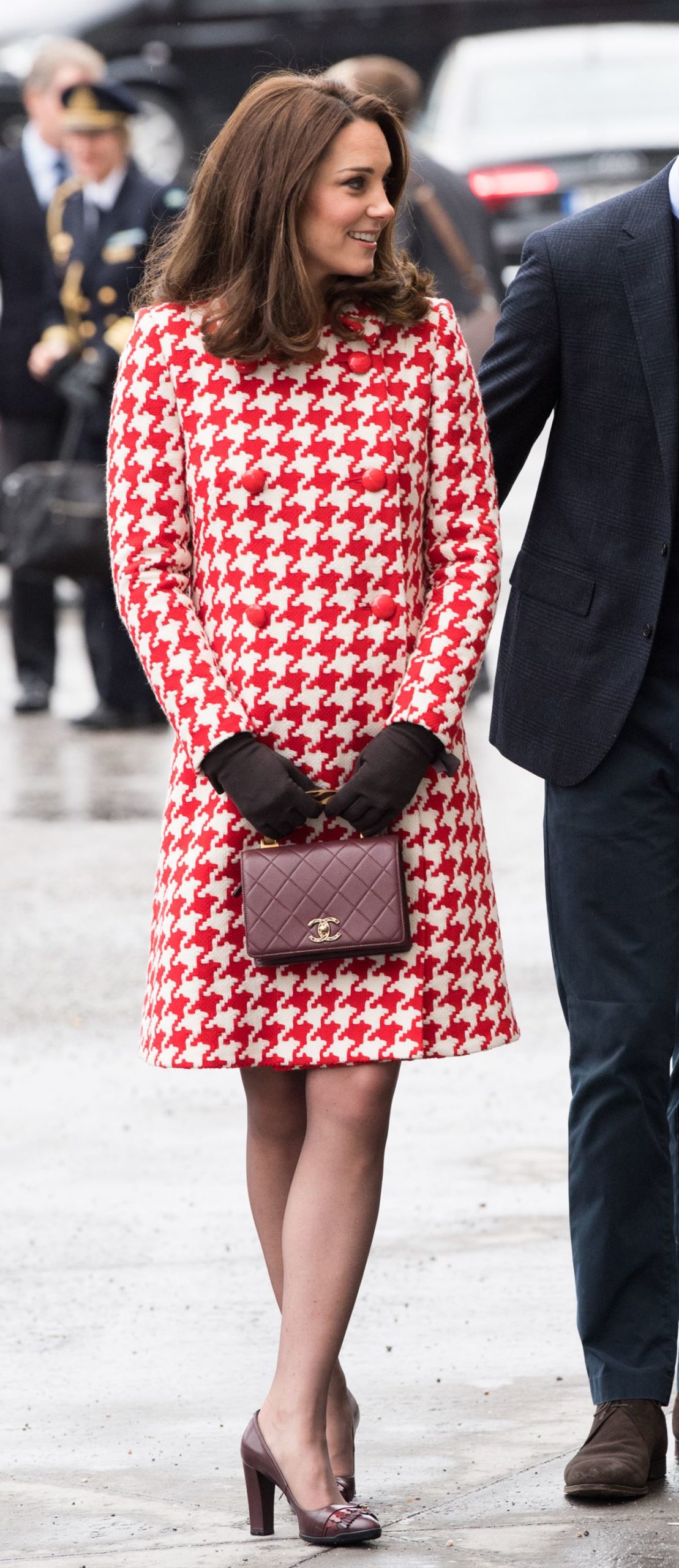 Kate Middleton com bolsa da Chanel e look xadrez - Metrópoles