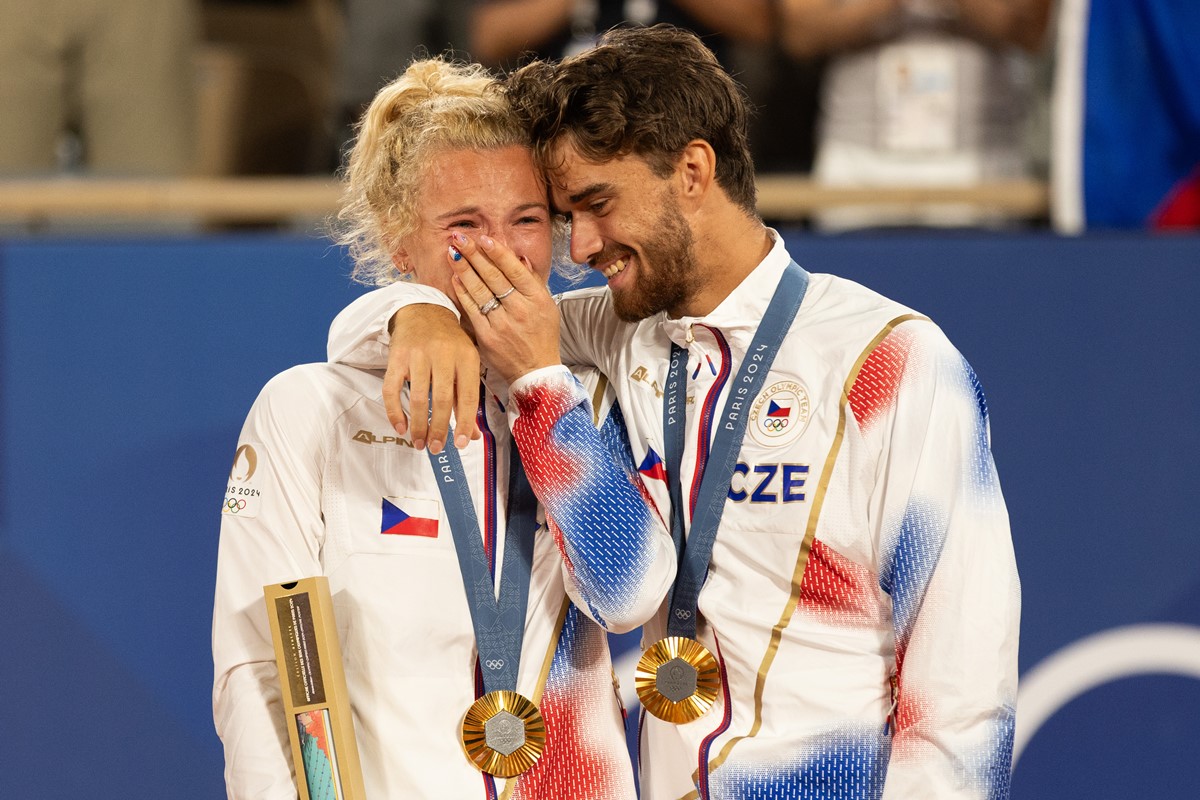 Foto colorida - Katerina Siniakova e Tomas Machac ao receberam as medalhas nas Olimpíadas de Paris 2024