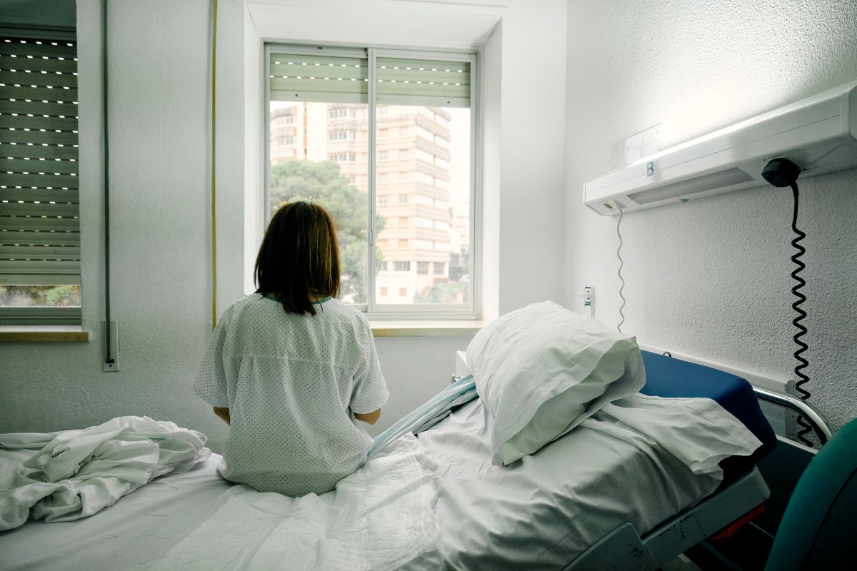 Foto colorida de uma mulher no quarto do hospital - Metrópoles