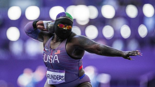 Raven Saunders dos EUA compete no arremesso de peso em Paris