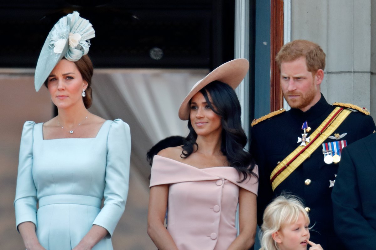 Foto colorida de mulher com roupa azul-claro ao lado de mulher com roupa rosa-claro e homem com traje militar - Metrópoles