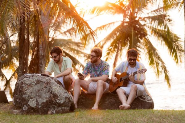 Foto colorida da banda Rooftime - Metrópoles