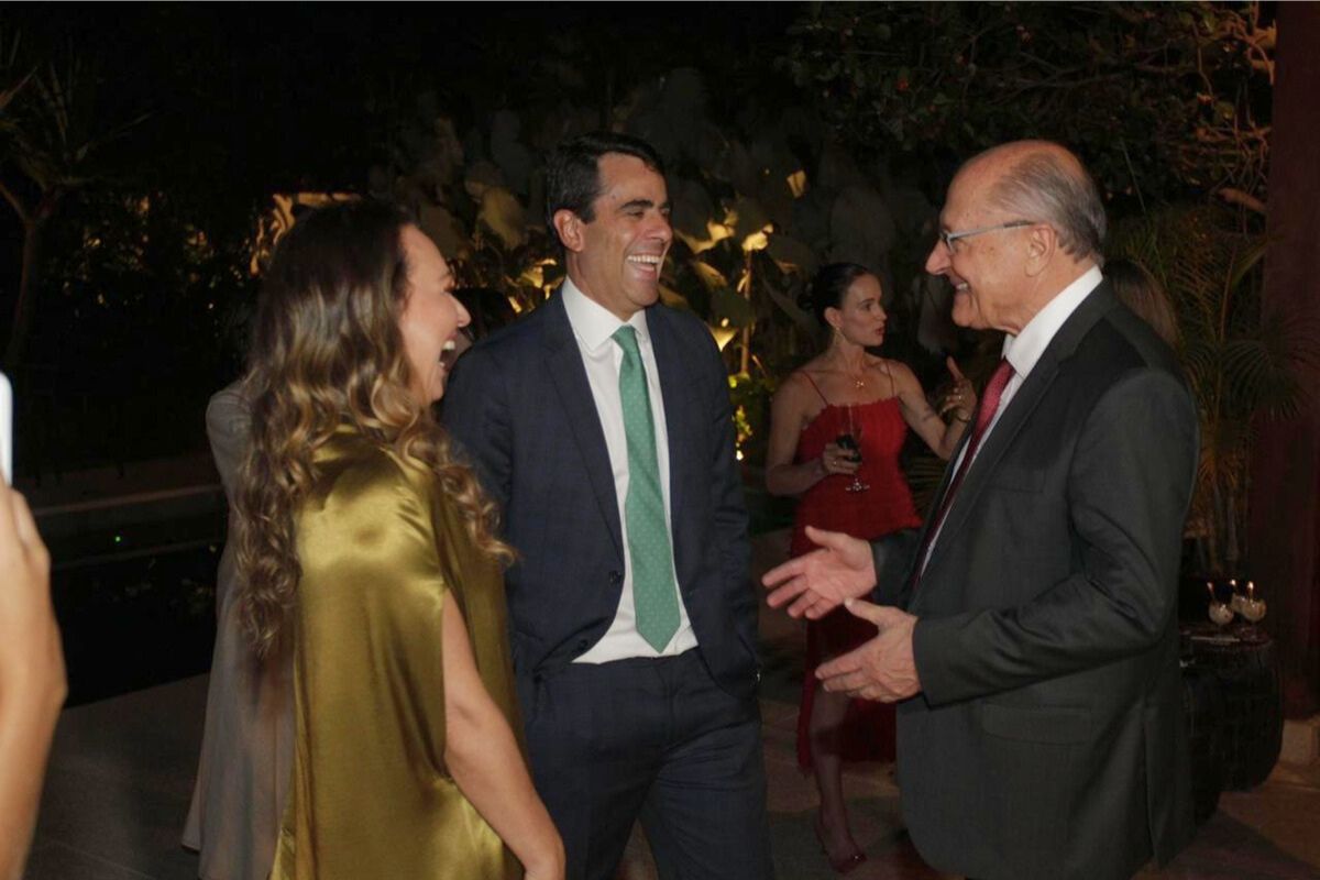 Advogado Rafael Carneiro é capa de revista sobre política e liderança