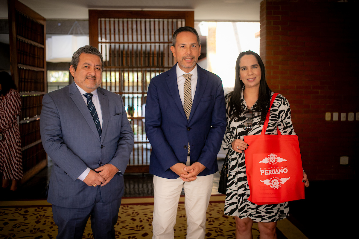 Ministro da Embaixada do Peru, Jorge Jallo, embaixador do Peru, Rómulo Acurio e Elna Souza