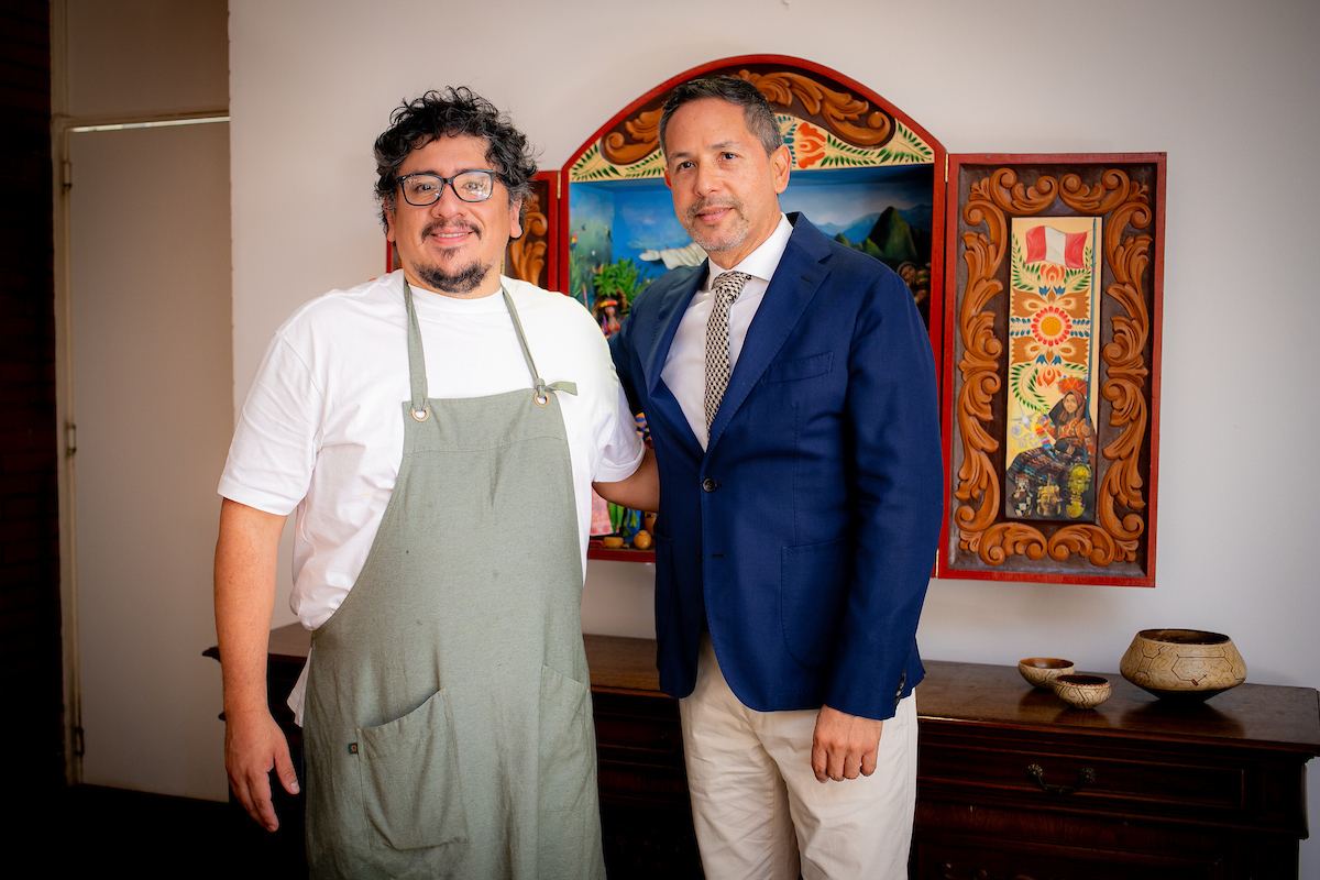 Chef Marco Espinoza com o embaixador do Peru, Rómulo Acurio