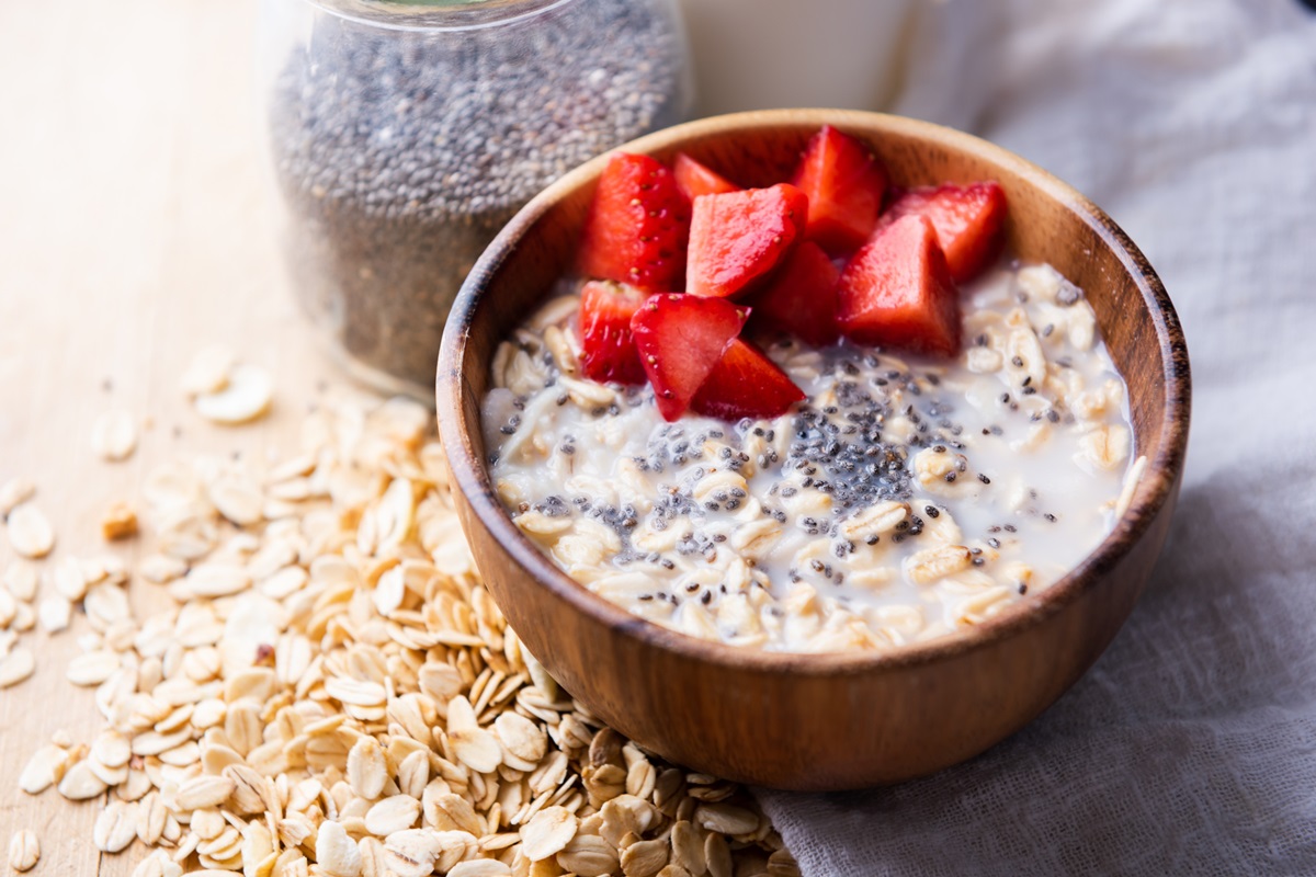 Foto de estoque de Mingau fresco com frutas vermelhas e sementes de chia. fundo de comida