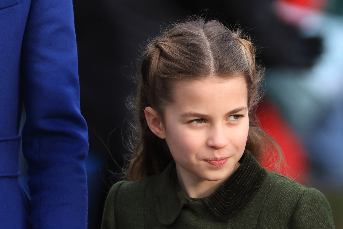 Princesa Charlotte aparece sorridente em foto inédita de aniversário